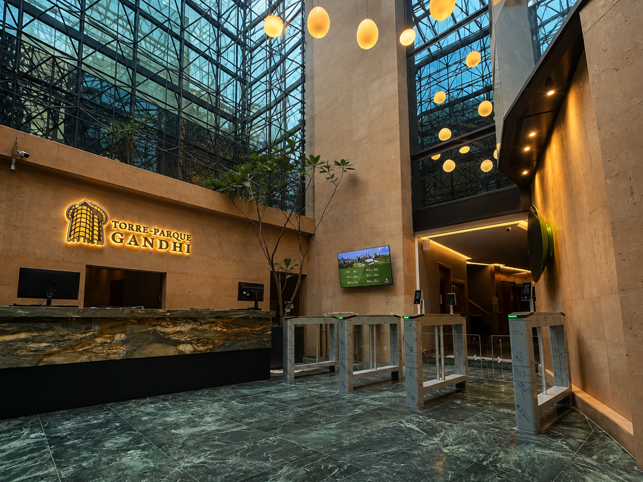 Lobby principal y caseta de seguridad con control de accesos